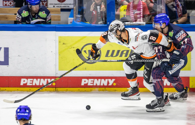 Nathan Burns (l) spielt künftig für Ingolstadt. (Archivbild) — © Andreas Gora/dpa