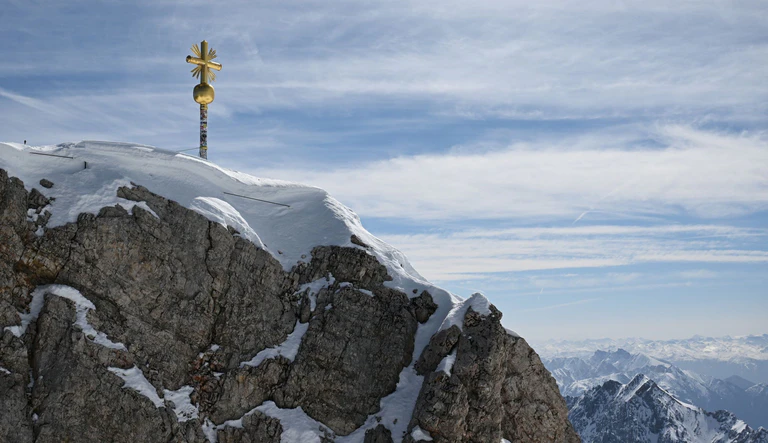 Bayerische Spezialitäten wird es aber weiterhin in allen Restaurants auf der Zugspitze geben. (Archivbild) — © Angelika Warmuth/dpa
