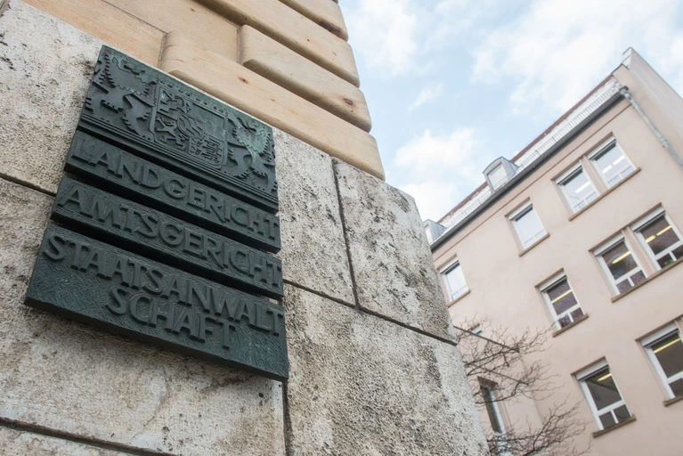 Ein von der Staatsanwaltschaft Regensburg ausgestellter Haftbefehl führte zur Festnahme eines mutmaßlichen Betrügers in Kroatien. (Archiv) — © Armin Weigel/dpa