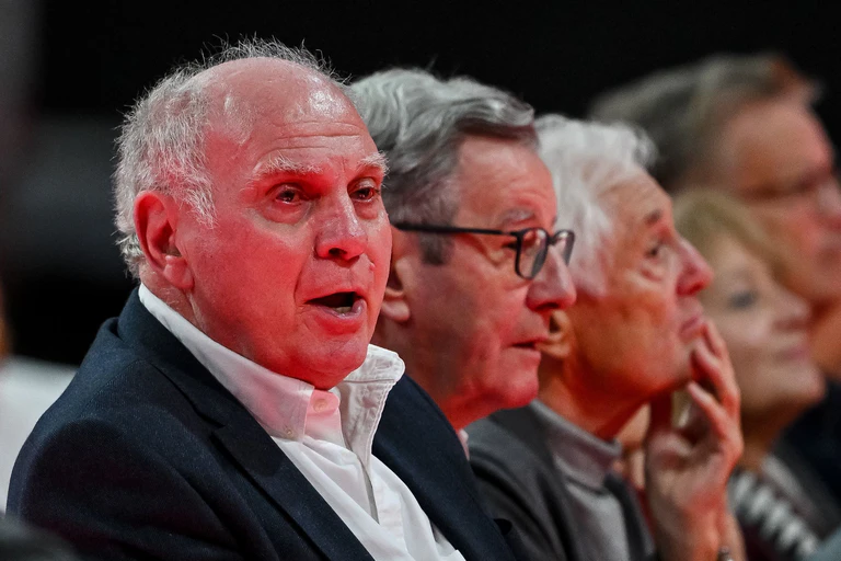 Ehrenpräsident Uli Hoeneß (links) bei der Mitgliederversammlung des FC Bayern Anfang November. (Archivbild) — © Harry Langer/dpa