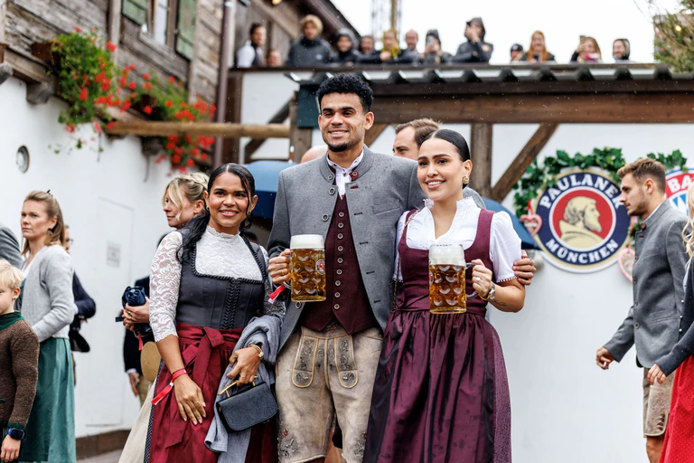 Neu-Stürmer Luis Díaz kann sich auf dem Oktoberfest feiern lassen. — © Matthias Balk/dpa