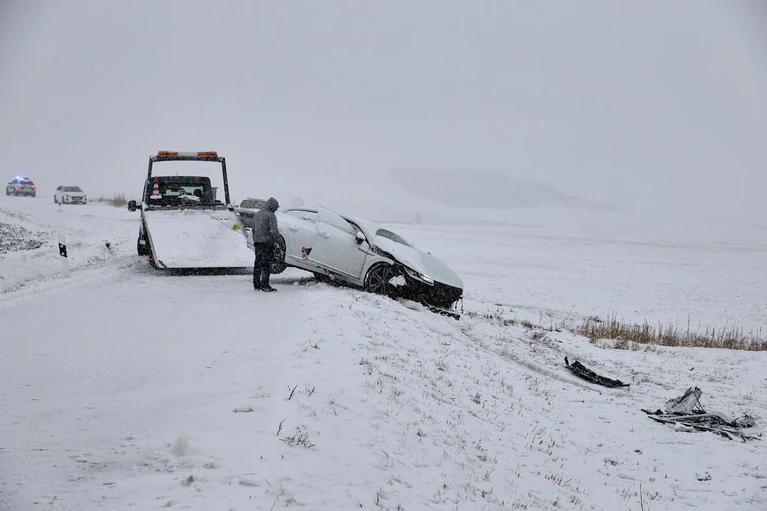 Vielerorts kamen Autofahrer von der Straße ab. — © Tizian Gerbing/dpa