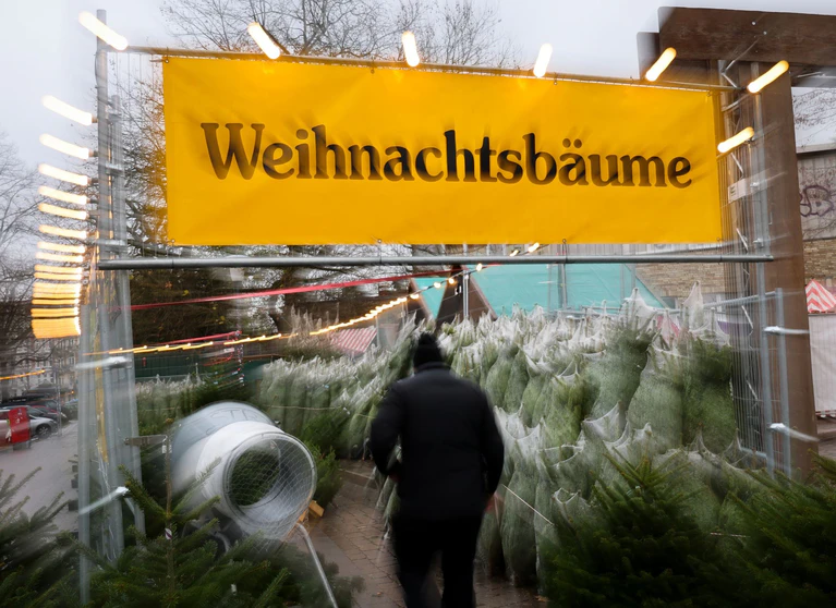 Christbaumverkauf: In Bamberg wurden an einem anderen Stand 80 bis 100 Bäume entwendet. (Symbolbild) — © Christian Charisius/dpa