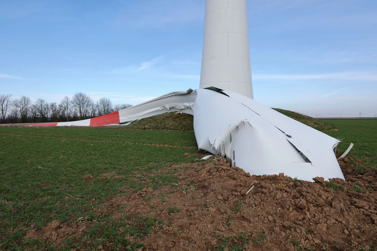 Ein havariertes Rotorblatt bei Berching in der Oberpfalz. — © Daniel Löb/dpa