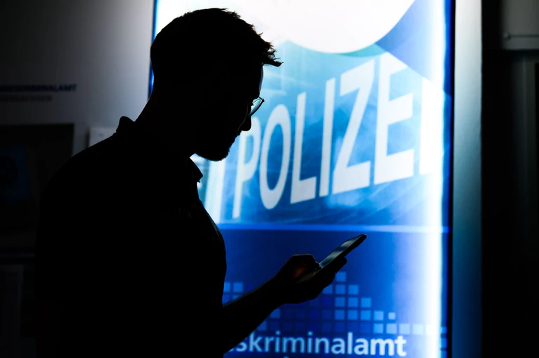 Die Polizei warnt vor Online-Trading-Maschen. (Symbolbild) — © Julian Stratenschulte/dpa