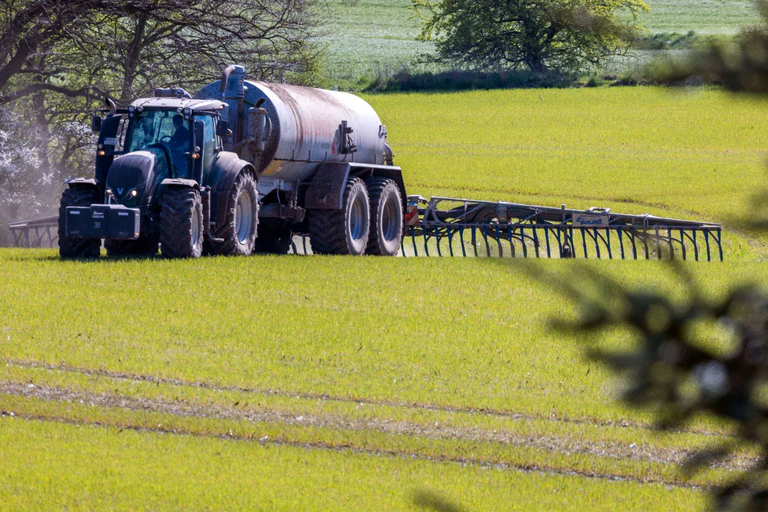 Das Bundesverwaltungsgericht Leipzig prüft, ob die bayerische Düngeverordnung Landwirte zu stark einschränkt. (Archivbild) — © Jens Büttner/dpa
