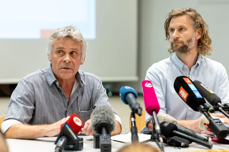 Der stellvertretende Direktor des Tiergartens, Jörg Beckmann (rechts), verteidigte die Verfütterung der Paviane an mehrere Raubtiere. Neben ihm Tiergarten-Direktor Dag Encke. (Archivbild) — © Daniel Karmann/dpa