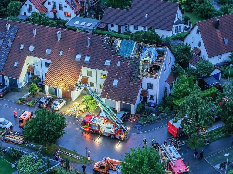 Das Dach eines Reihenhauses in Ulm wurde bei dem Unwetter stark beschädigt. (Archivfoto) — © Jason Tschepljakow/dpa