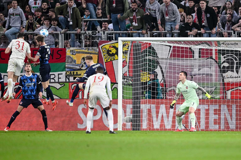 Matchwinner für Augsburg: Verteidiger Keven Schlotterbeck (l). — © Harry Langer/dpa