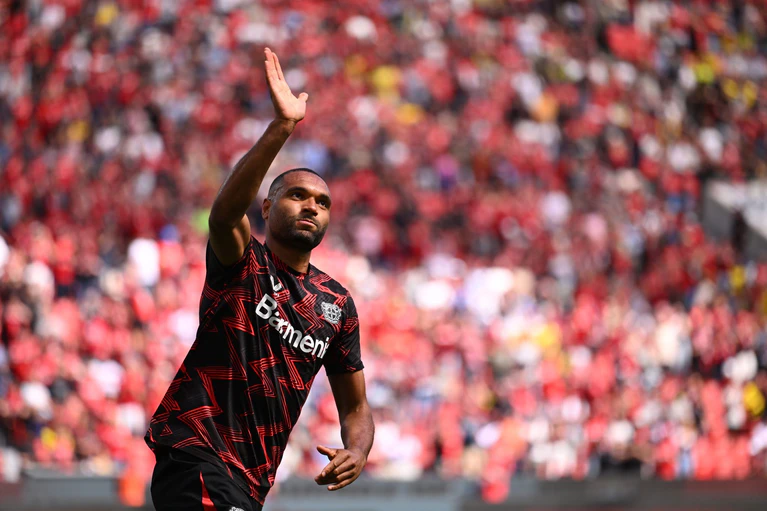  Trikotwechsel: Jonathan Tah bei seinem Abschied aus Leverkusen. — © Marius Becker/dpa