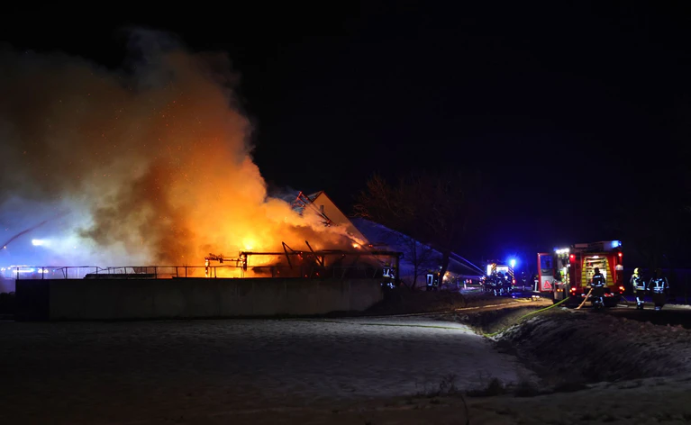 Die Scheune stand beim Eintreffen der Einsatzkräfte in Brand. — © Markus Zahn/NEWS5/dpa