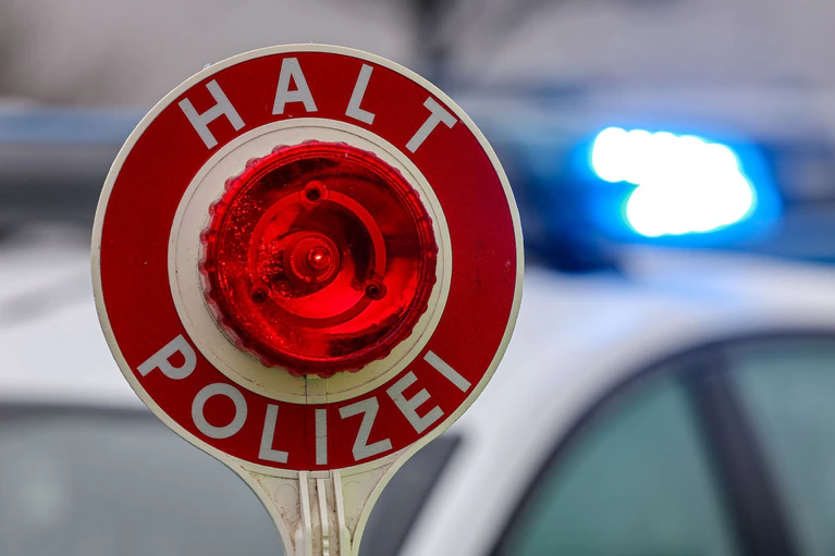 Kurze Zeit nach dem Unfall stoppt die Polizei den Autofahrer. (Symbolbild) — © Jan Woitas/dpa
