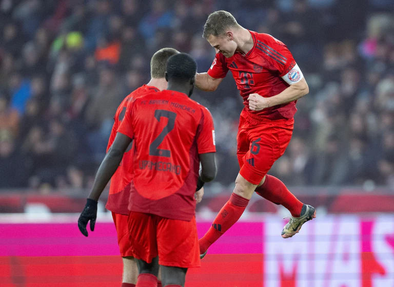 Joshua Kimmich (r) jubelt nach seinem Tor zum 5:0. — © Sven Hoppe/dpa
