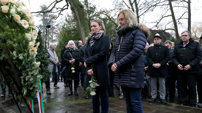 Andrea Lindholz (CSU, r) bei einer Kranzniederlegung nach dem tödlichen Angriff im Park.  — © Daniel Löb/dpa