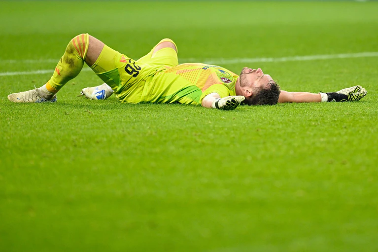 Nürnbergs Torwart Christian Mathenia nach dem Pokal-Aus. — © Uwe Anspach/dpa