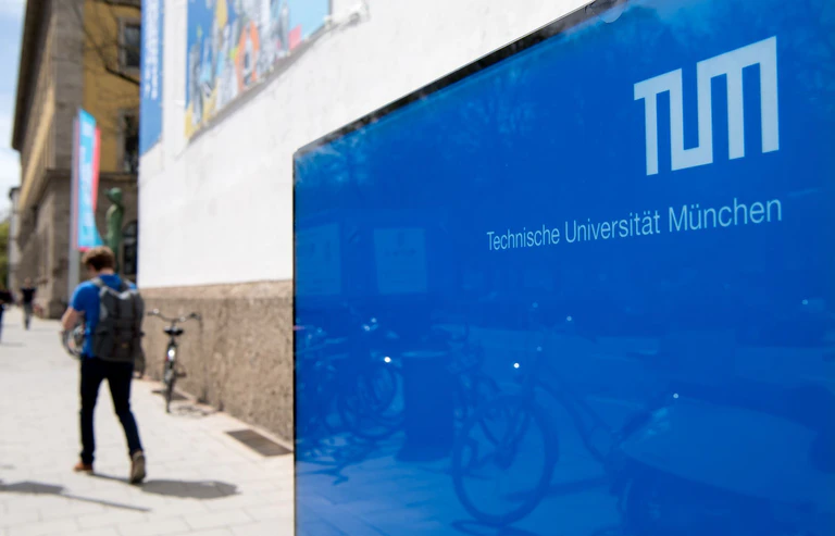 Studierende der Technischen Universität München haben das Projekt OneTutor entwickelt, das Studierende mit Künstlicher Intelligenz unterstützt, Fragen zu Vorlesungsinhalten beantwortet und Quizfragen stellt. (Archivfoto) — © Sven Hoppe/dpa