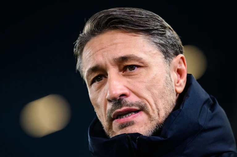 Niko Kovac sprach vor der Partie in Augsburg auch über seinen Abwehrchef Nico Schlotterbeck. — © Tom Weller/dpa
