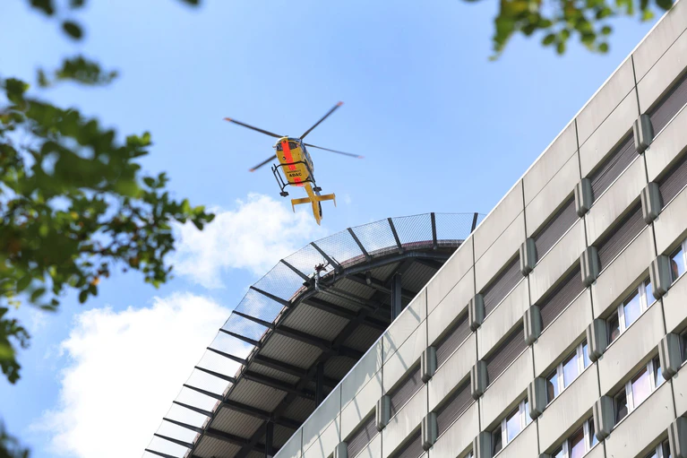 Bei dem Unfall kam ein Mann ums Leben, auch zwei Rettungshubschrauber waren im Einsatz. (Symbolbild) — © Karl-Josef Hildenbrand/dpa