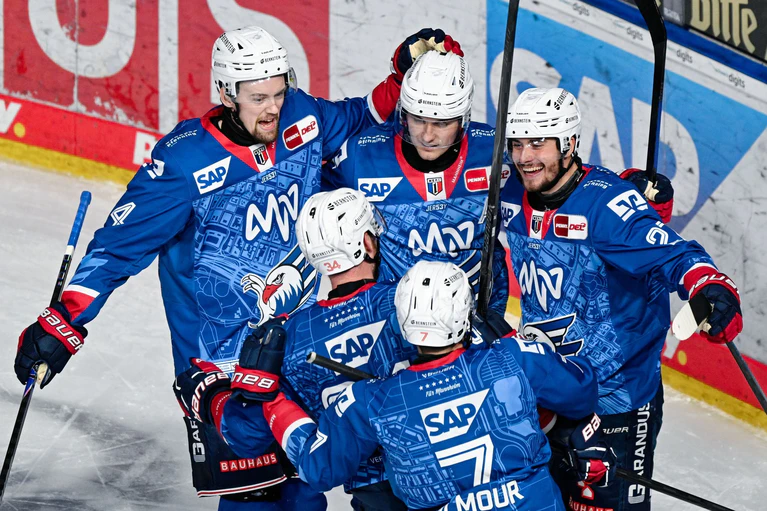 Den Adler Mannheim fehlt noch ein Erfolg für den Einzug ins Playoff-Halbfinale. (Archivbild) — © Uwe Anspach/dpa