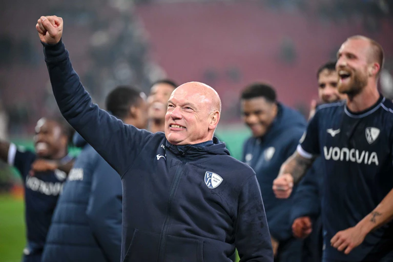 Geschafft: Trainer Uwe Rösler ballt vor dem Bochumer Fanblock jubelnd die Faust.  — © Harry Langer/dpa