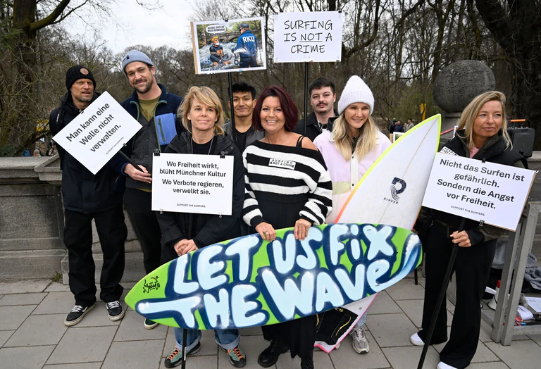 Wellenreiterinnen und Wellenreiter wüssten selbst am besten, wie die Welle sich wieder aufbaue und sicher surfbar sei, meint der Surfclub.  — © Felix Hörhager/dpa