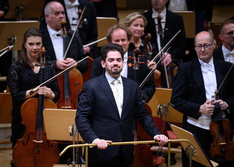 Die Ausladung des israelischen Dirigenten Lahav Shani von einem Festival in Gent stößt weiterhin auf Kritik.  — © Bernd von Jutrczenka/dpa