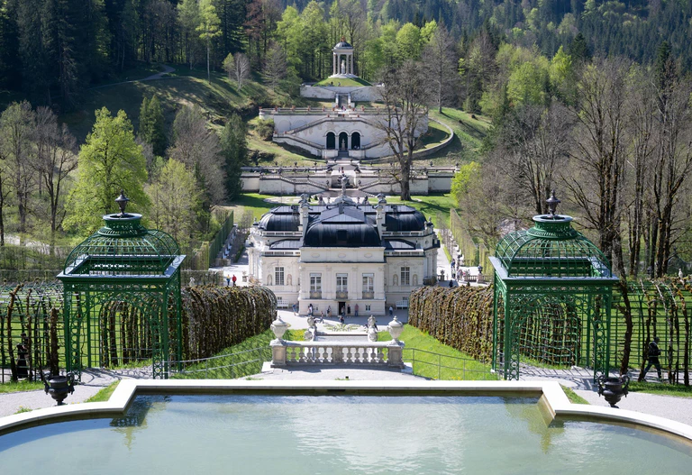 Auch Schloss Linderhof mit seinem Bergpark soll Welterbe werden. (Archivbild) — © Sven Hoppe/dpa