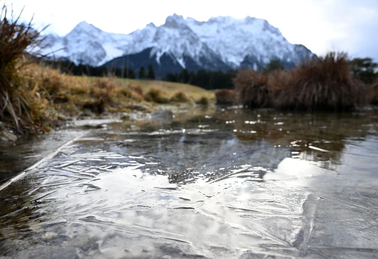 Die Kreiswasserwacht Starnberg gibt Tipps für eine sichere Saison auf zugefrorenen Seen und Gewässern. (Symbolbild) — © Angelika Warmuth/dpa
