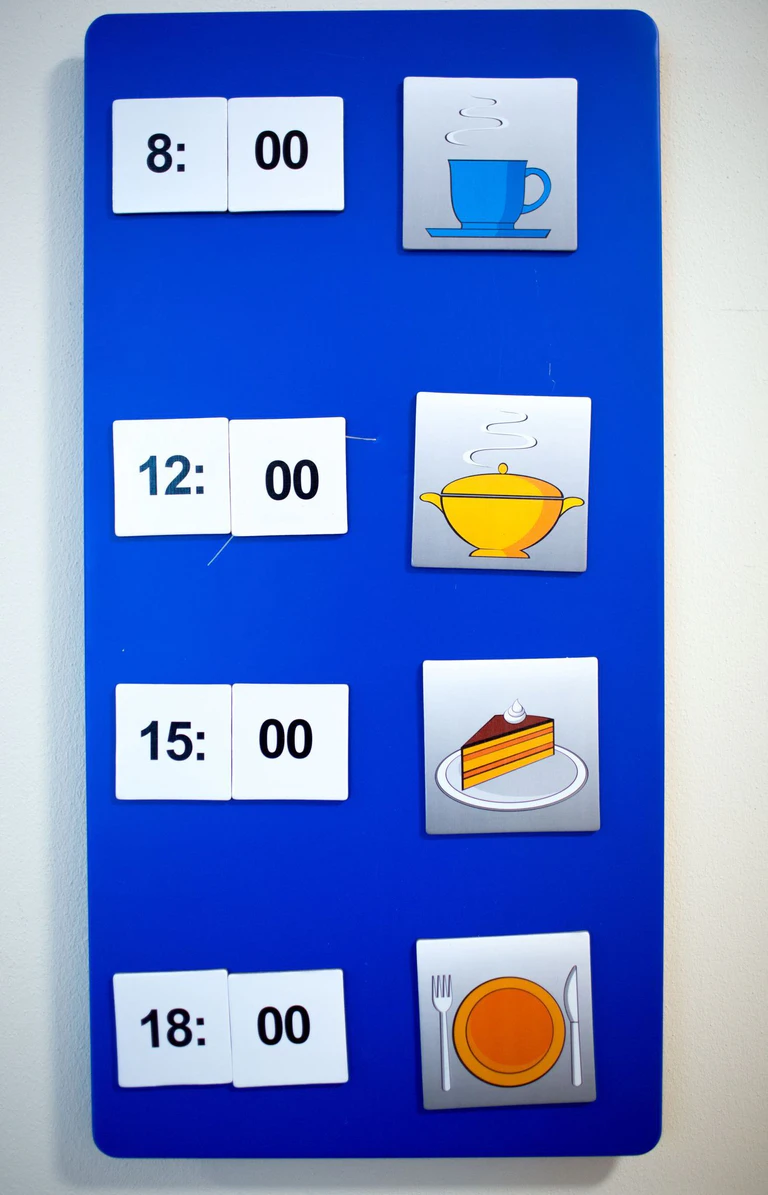 Farben und Symbole helfen Demenzerkrankten bei der Orientierung - auch im Tagesablauf. (Symbolbild) — © picture alliance / dpa