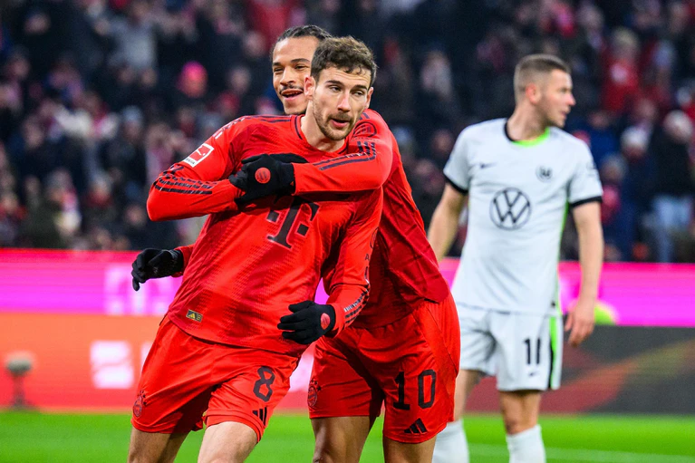 Zweifacher Torschütze: Leon Goretzka jubelt nach seinem 3:1 mit Leroy Sané. — © Tom Weller/dpa