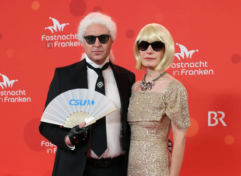 Karl Lagerfeld und Anna Wintour? Falsch - es sind CSU-Generalsekretär Martin Huber und seine Frau. — © Daniel Löb/dpa
