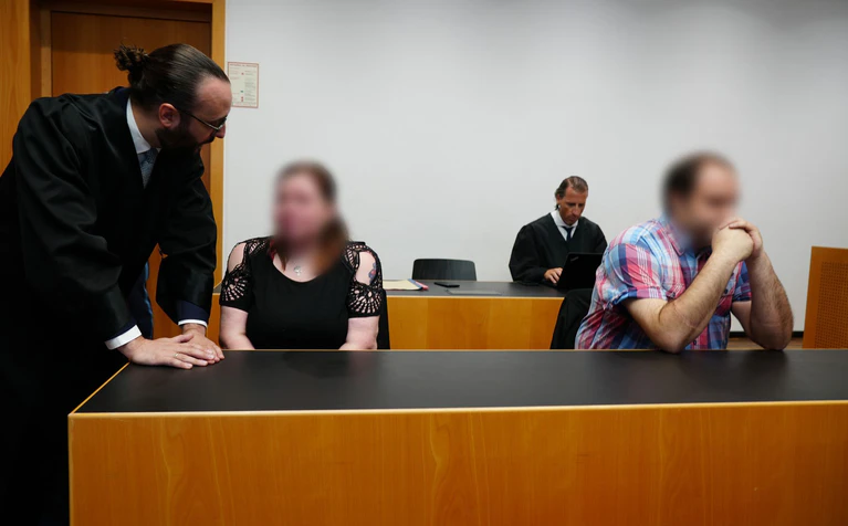 Die beiden Angeklagten, hier im ersten Prozess vor dem Amtsgericht, sind wegen Misshandlung ihres Sohnes zu mehr als drei Jahren Haft verurteilt worden. (Archivbild) — © Ulf Vogler/dpa