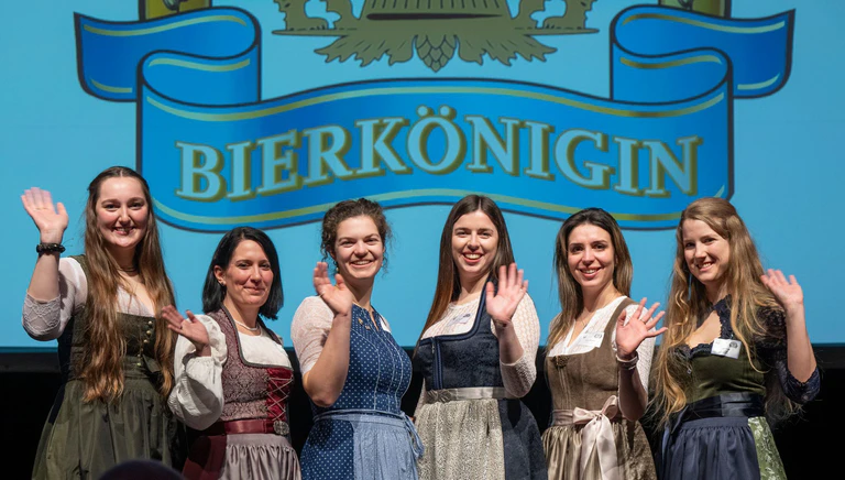 Der Countdown zur Wahl der Bierkönigin läuft. — © Peter Kneffel/dpa
