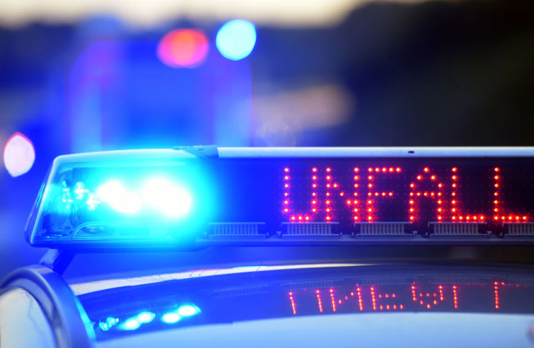 Die Polizei ist am Wochenende mit wetterbedingten Unfällen beschäftigt. (Symbolbild) — © Stefan Puchner/dpa