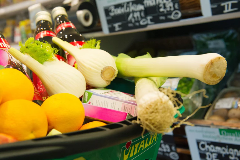 Biolebensmittel sollten nach dem Willen der Grünen von der Mehrwertsteuer befreit werden. Das würde dafür sorgen, dass sich mehr Menschen das gesunde Essen leisten könnten. Auch die Landwirte in Bayern würden davon profitieren. (Illustration) — © Inga Kjer/dpa