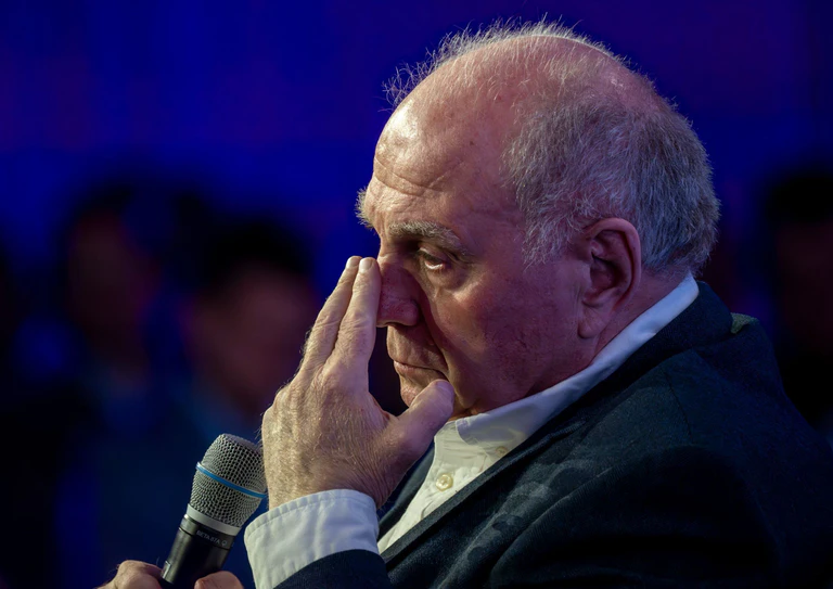 Bayern Münchens Ehrenpräsident Uli Hoeneß kritisiert die Leistung des Schiedsrichters scharf. (Archivbild) — © Peter Kneffel/dpa