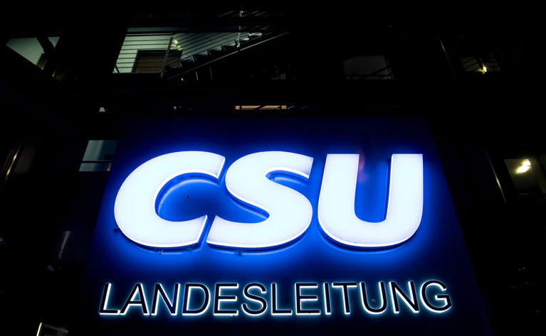 Auf die Parteizentrale der CSU in München wurde mutmaßlich ein Brandanschlag verübt. (Archivbild) — © picture alliance / Sven Hoppe/dpa