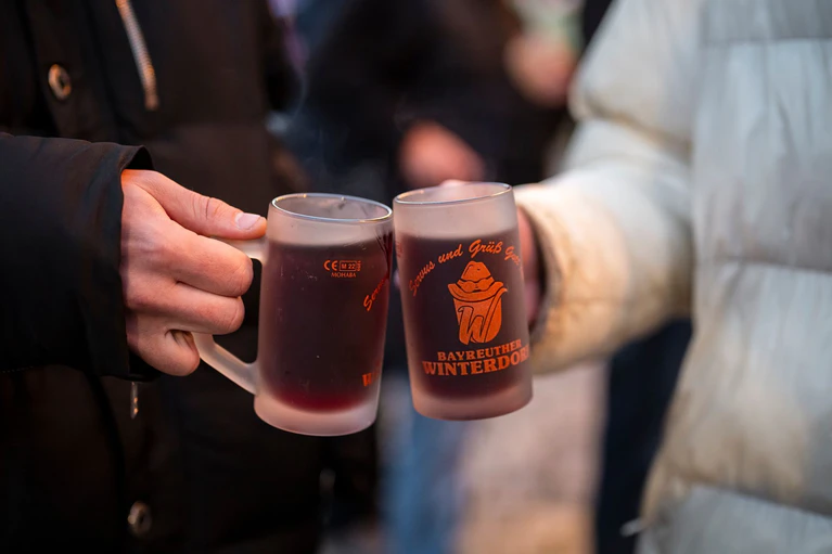 Beste Bedingungen für Glühwein sind laut Veranstalter 7 Grad und trockenes Wetter. (Archivbild) — © Daniel Vogl/dpa