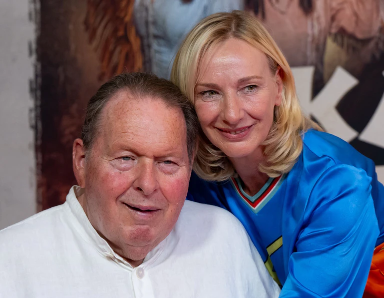 Kabarettist Ottfried Fischer, hier mit seiner Frau Simone, kann nach eigenen Worten mit Moderator Thomas Gottschalk mitfühlen. (Archivbild) — © Sven Hoppe/dpa