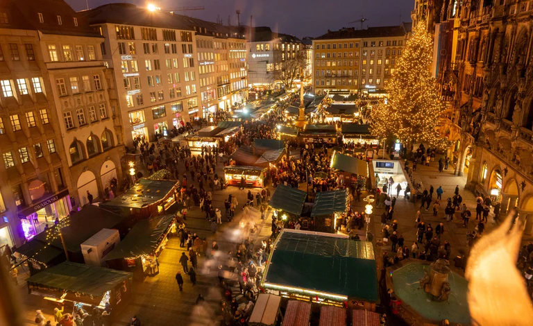 Der Münchner Christkindlmarkt dauert vom 24. November bis zum 24. Dezember. (Archivbild) — © Peter Kneffel/dpa
