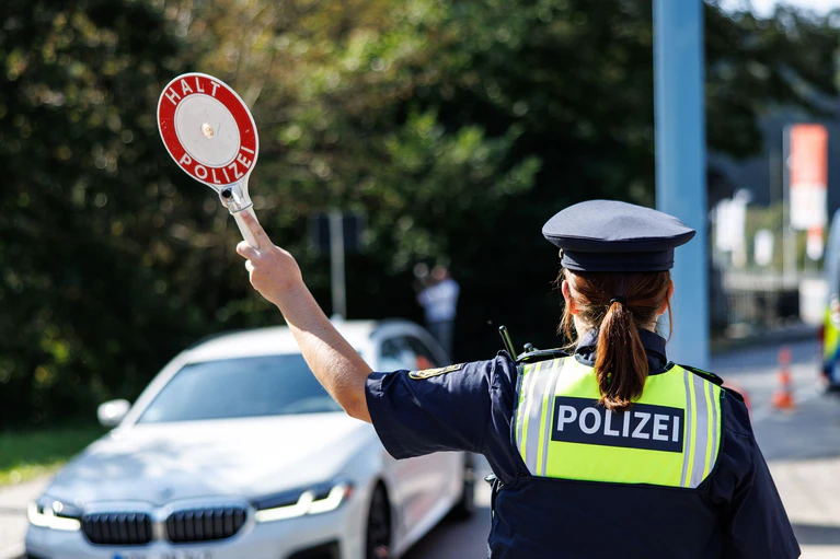 Die drei Tatverdächtigen sollen über 50 Menschen nach Deutschland eingeschleust haben. (Symbolbild) — © Matthias Balk/dpa
