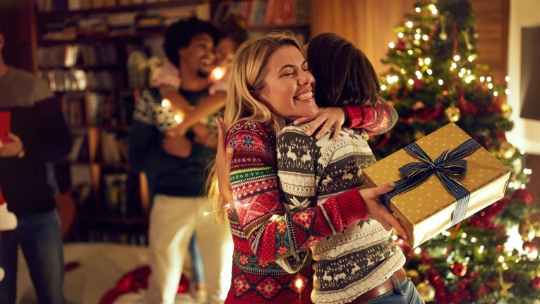 Weihnachten Geschenke — © Bildnachweis: LuckyBusiness / IStock