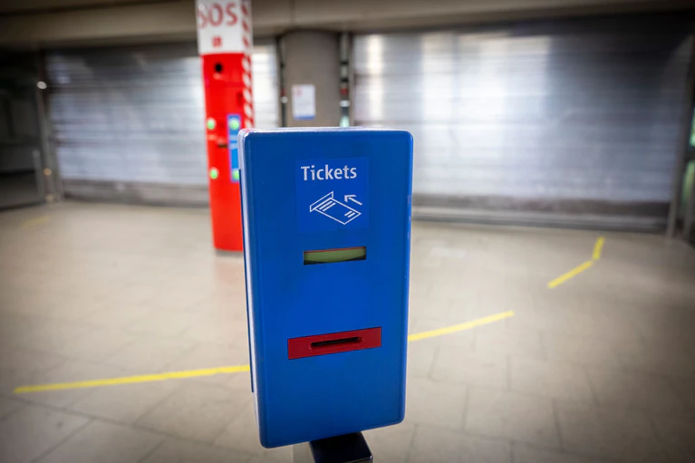 Mancherorts fuhren dennoch einige U-Bahnen, Trams oder Busse. — © Peter Kneffel/dpa