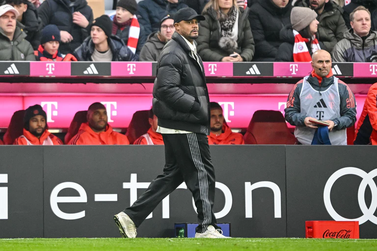 Bayern-Trainer Vincent Kompany freut sich auf das Achtelfinale im März. (Archivbild) — © Harry Langer/dpa