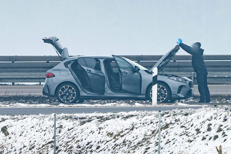 Der Fund auf der Autobahn hatte eine längere Komplettsperrung der Fernstraße zur Folge. — © Armin Weigel/dpa