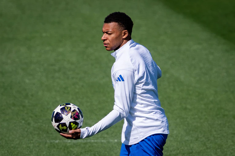 Kylian Mbappé beim Real-Training. Der Franzose führt mit 13 Treffern die Torschützenliste der Champions League an - vor Harry Kane.  — © Alberto Gardin/ZUMA Press Wire/dpa