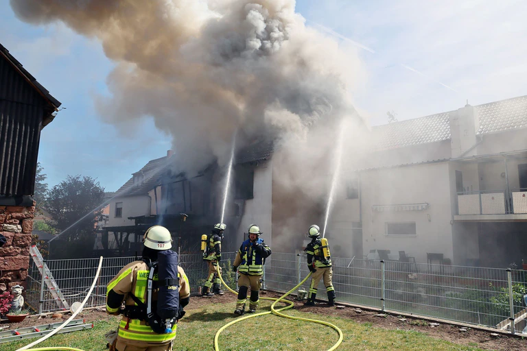 In Unterfranken ist ein Asylbewerberheim ausgebrannt, die Bewohner konnten sich retten. — © Ralf Hettler/dpa