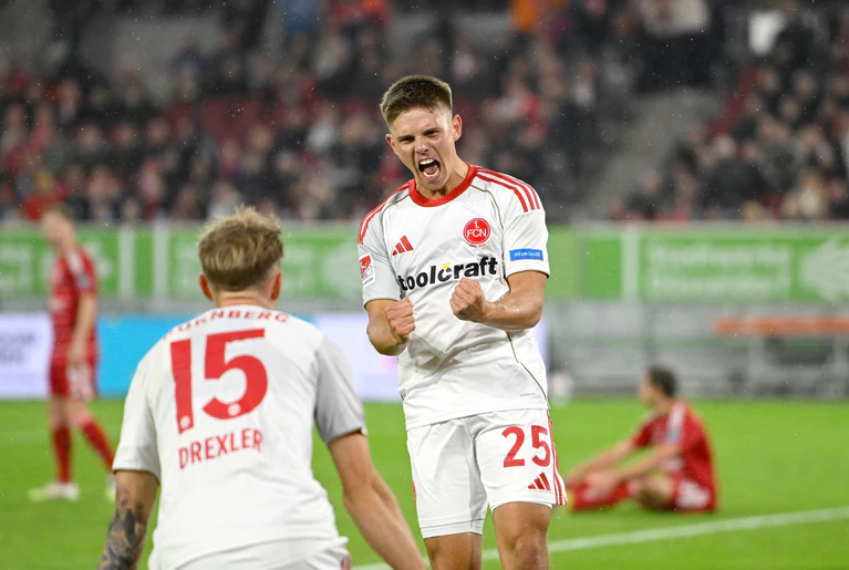 Nürnbergs Matchwinner Finn Becker (r) jubelt nach seinem Siegtor. — © Anke Waelischmiller/dpa