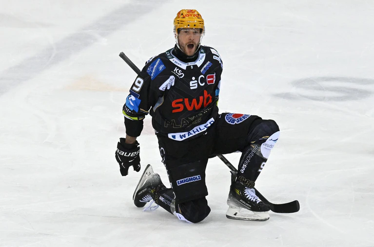 Torjäger Jan Urbas traf für die Fischtown Pinguins gegen Köln doppelt. — © Carmen Jaspersen/dpa