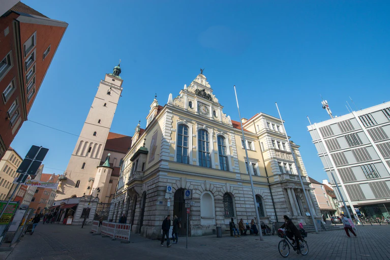 Das alte Rathaus von Ingolstadt. Vier Kandidaten wollen hier bei der Oberbürgermeisterwahl den OB-Posten erringen. (Archivbild) — © Armin Weigel/dpa